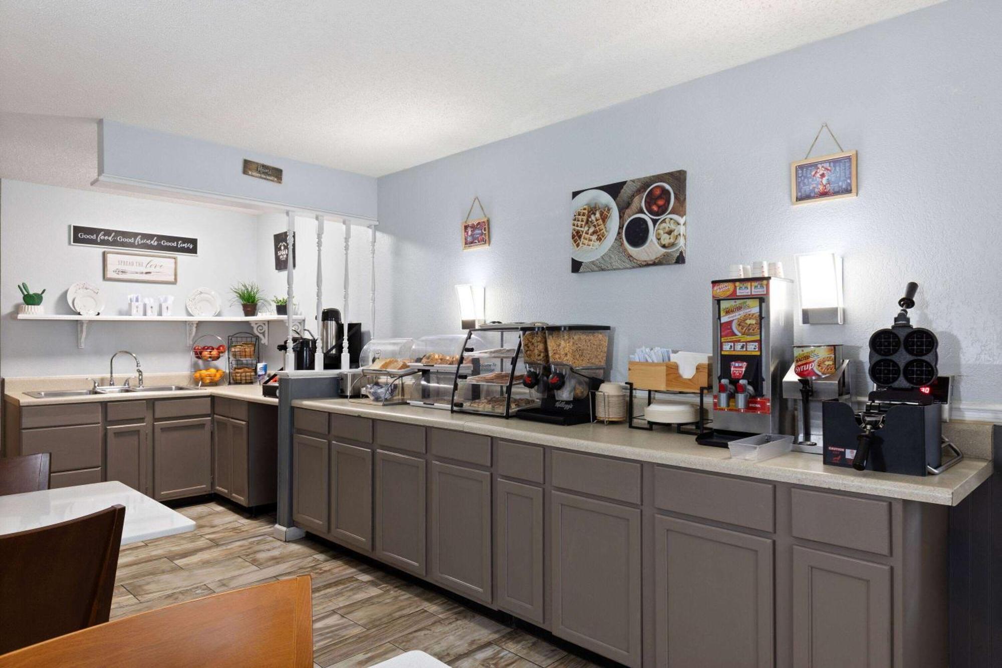 Travelodge By Wyndham Perry National Fairgrounds Area I-75 Buitenkant foto